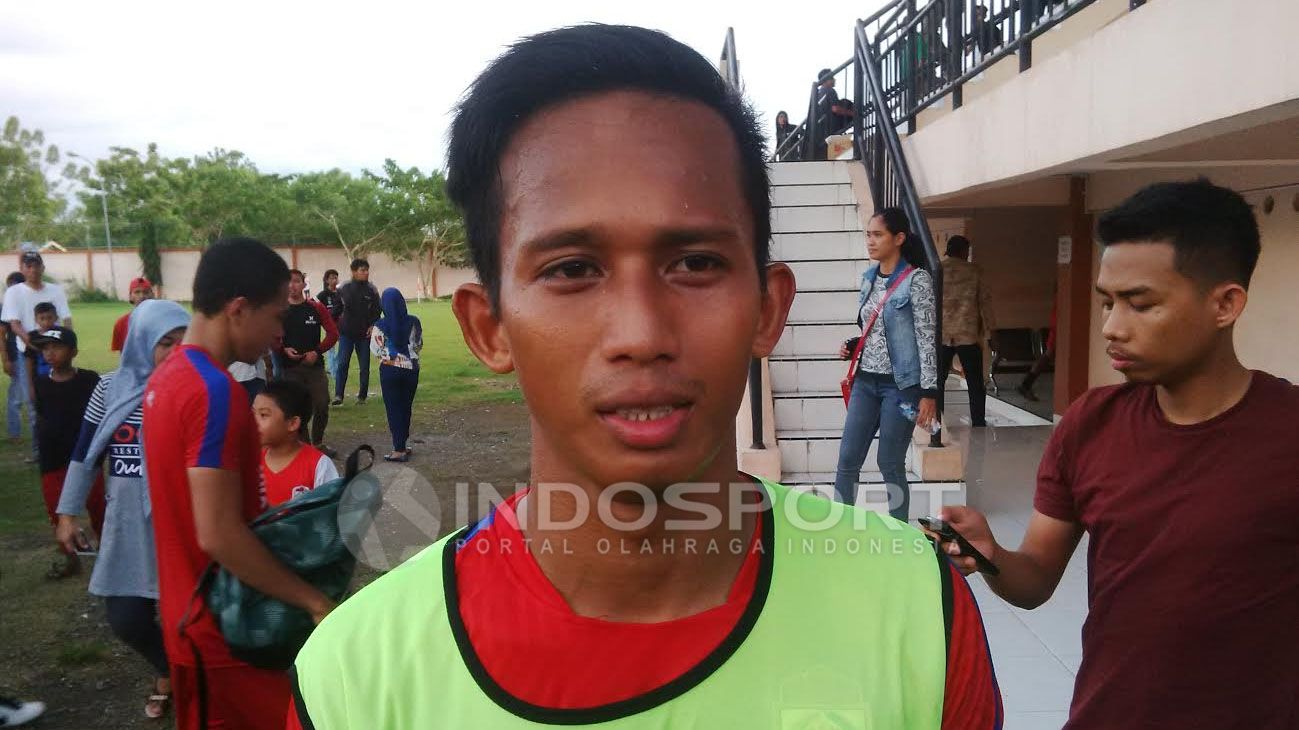 Pemain PSM Makassar, Muhammad Rahmat turut menyumbangkan hak suaranya dalam Pemilihan Kepala Daerah di Kabupaten Takalar, Sulawesi selatan. Copyright: © Muhammad Nur basri/Indosport